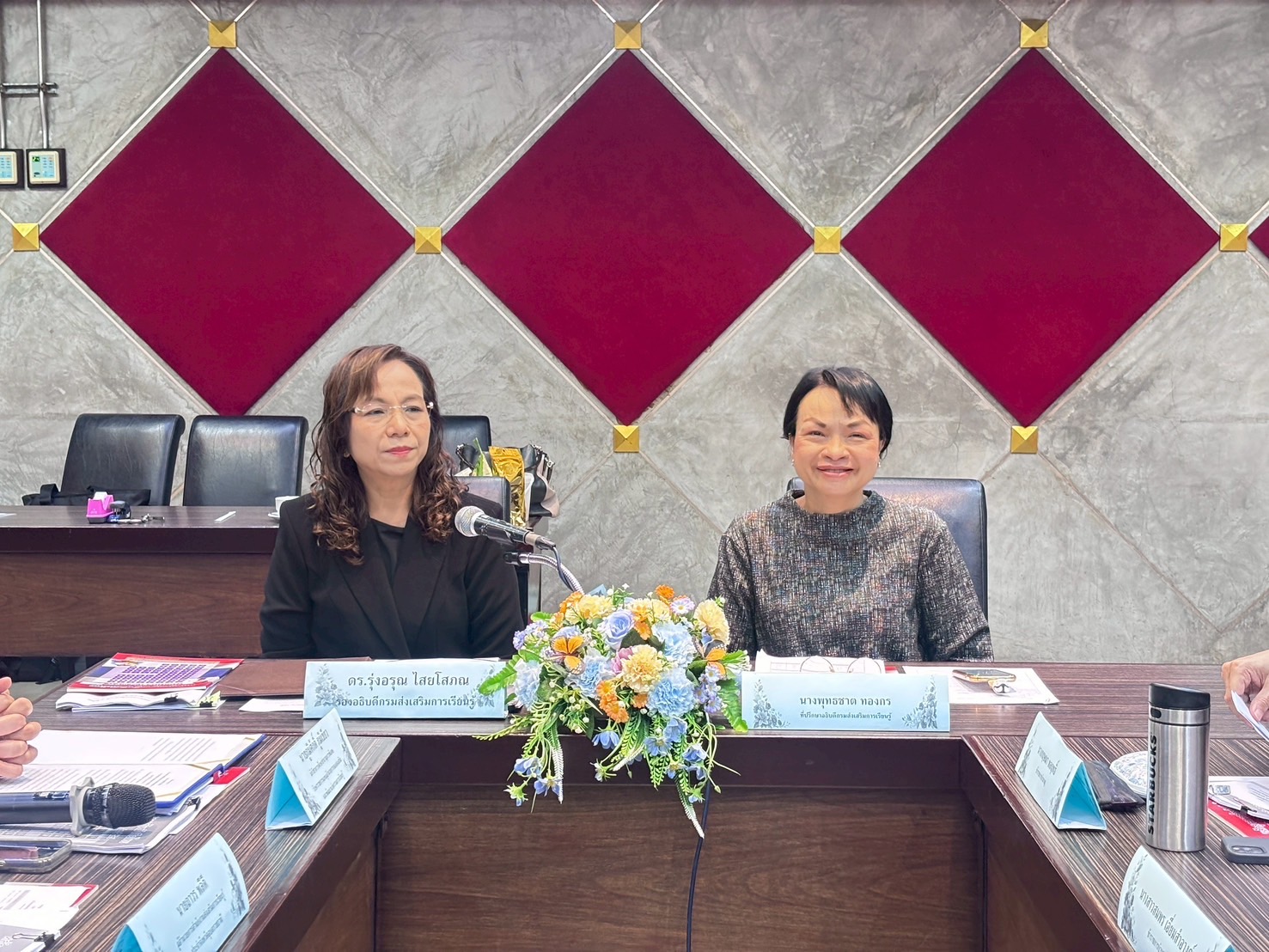 สกร.ระดับอำเภอหนองจิก ร่วมขับเคลื่อนงานวิชาการระดับประเทศ เข้าร่วมประชุมปรับปรุงหลักสูตรการรู้หนังสือไทย