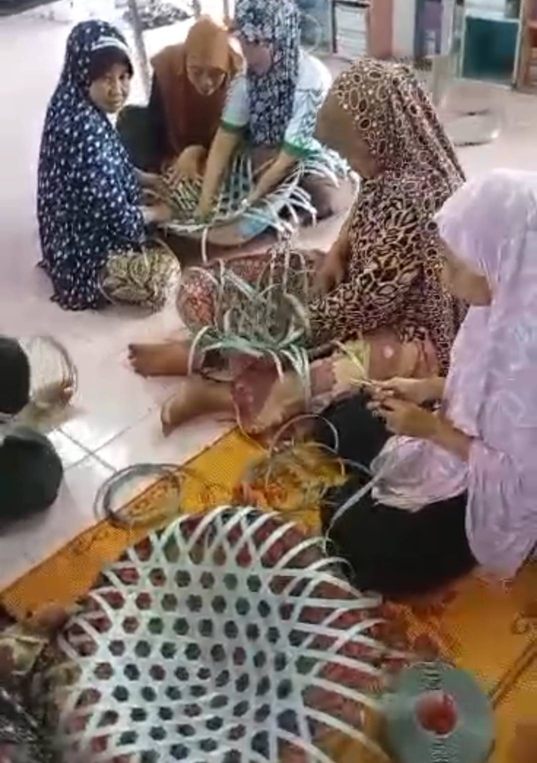 ครู ศกร.ระดับตำบลราตาปันยัง นิเทศติดตามการจัดกิจกรรมอาชีพ หลักสูตรการจักสานผลิตภัณฑ์จากเส้นพลาสติก