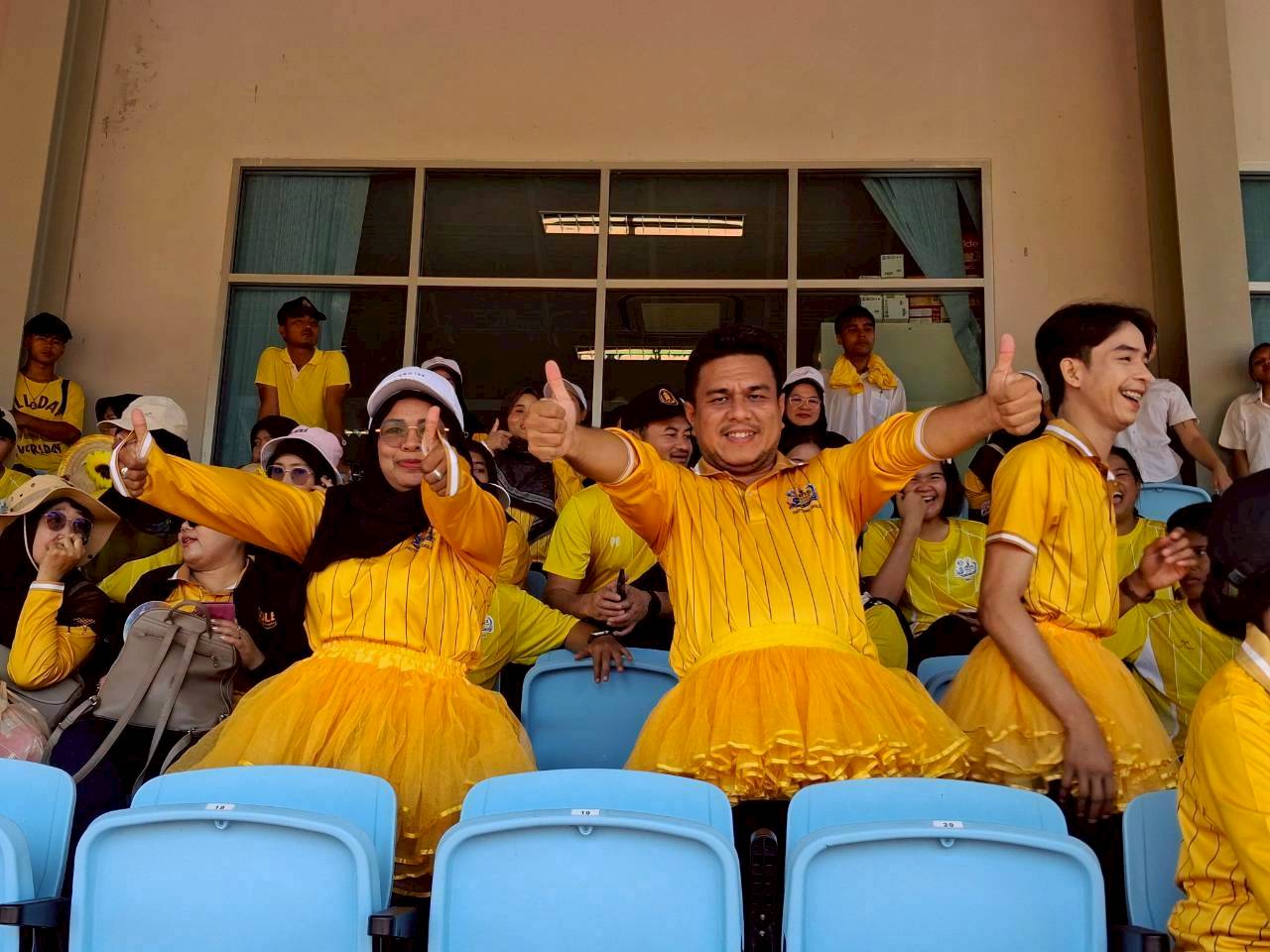 สกร.ระดับอำเภอไม้แก่น ร่วมนำเชียร์กีฬาสกร.ภาคใต้เกมส์