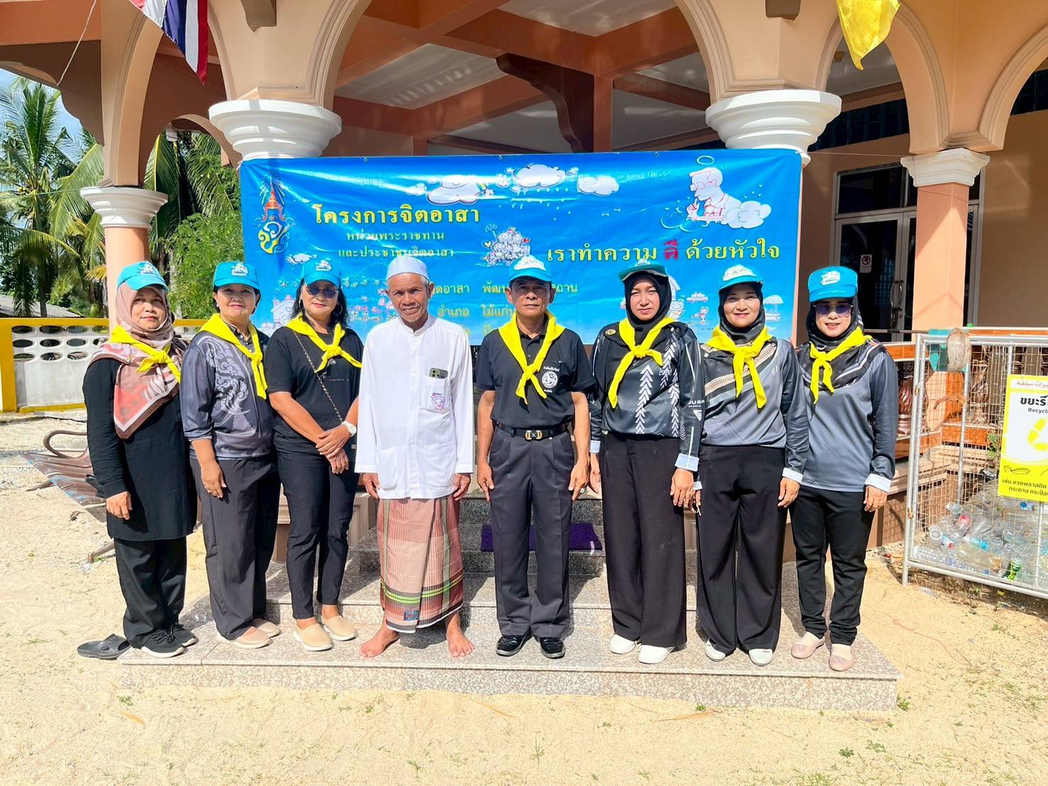 สกร.ระดับอำเภอไม้แก่น ร่วมกิจกรรมจิตอาสาพัฒนาศาสนสถาน บำเพ็ญสาธารณะประโยชน์ กิจกรรมทาสีรั้วมัสยิดสกร